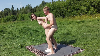 Секс на природе с юной красоткой на самокате